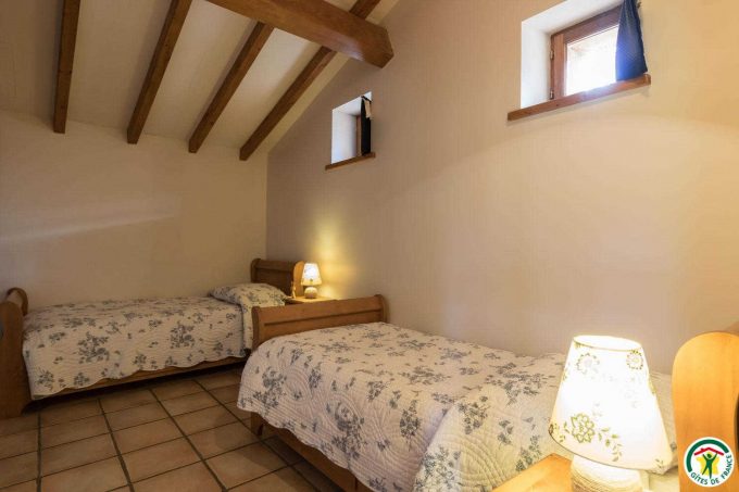 31G100732-8c8bee3dcbbb454a89a16b355ed959ee