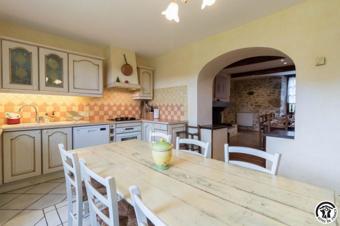 31G100773-0d013ae87f8f4e0cb653556f533e3d2f