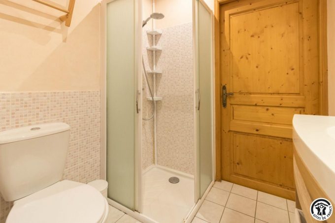 31G100773-93279ce2253a4cf2a44060a9c800eb10