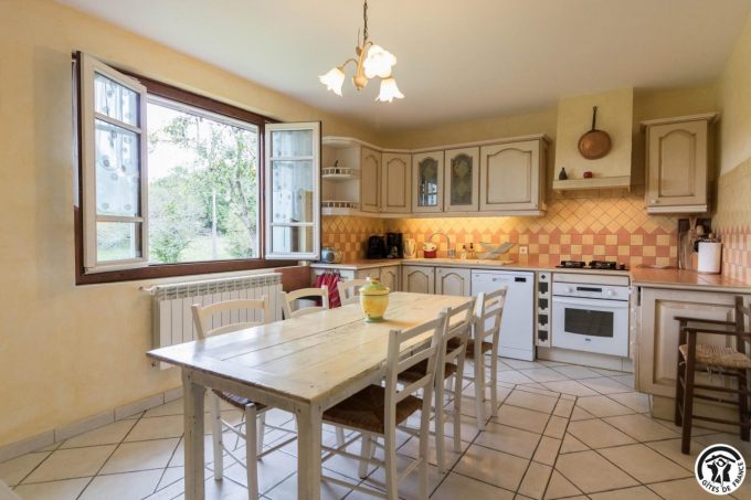 31G100773-f4f08a85654a43cd9a138ee809fff633