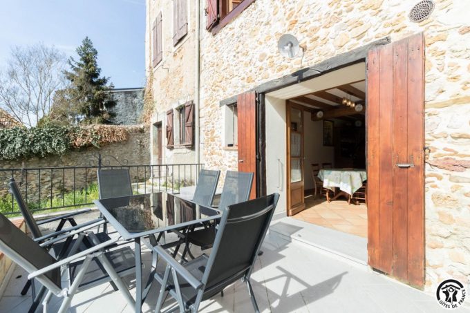 31G100853-f9763b85e4f24d6e863bac44fc0cdd6c