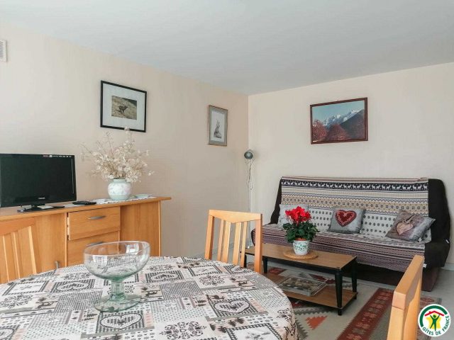 31G100886-13ea2ce0f3e0467282f1759a91451107