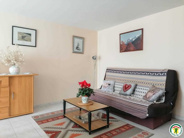 31G100886-8d870bb77f1b42a799f0ef823589806e