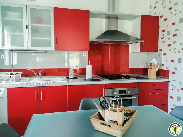 31G100895-94253d16660e44e88e0dec8764ce0704