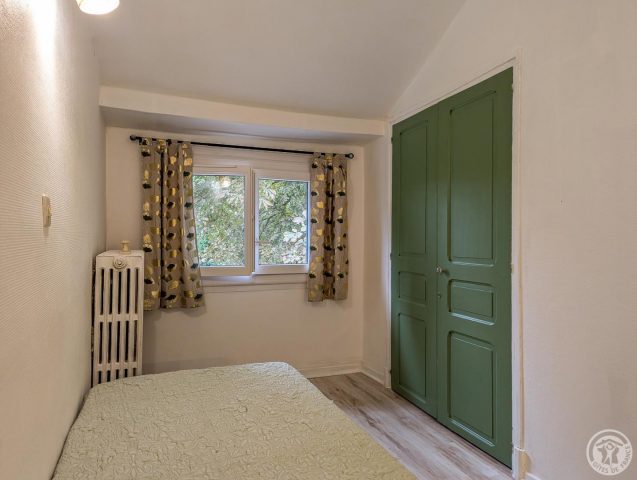 31G100934-25357174840342e3ad51f8ca7e4a9145