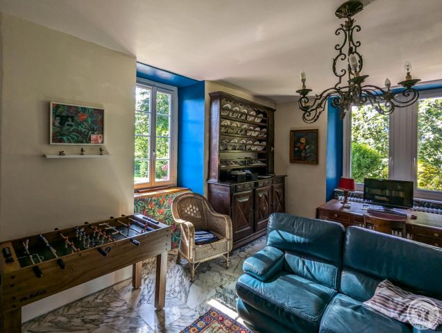 31G100934-352c72ef1c864b43b0b369f712362dbb