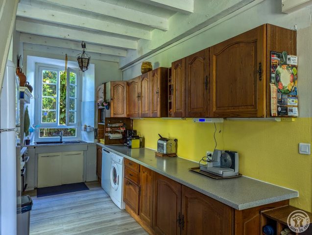 31G100934-d915defe248a44a889d43c7f3ec34195