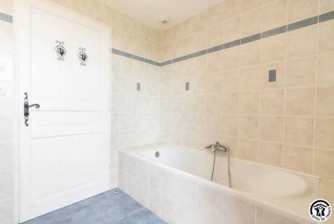 31G100978-4029afcf7cd64cfb9f20e2198ae72a4e