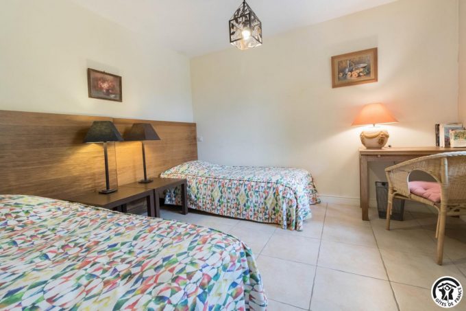 31G100978-821ce69c233e4af5a6ddba2fc3655313