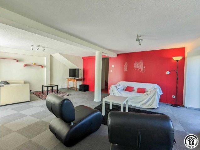 31G100984-8b20789520c44810a9d52e13e1f1f8ff