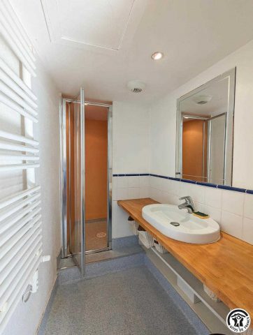 31G100984-c1e5cb58569445b08ae54aa404afe458