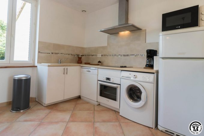 31G101045-3a8aa495af56498d9b4bdfd0eee8f8a3