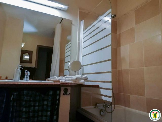 31G101054-9d5f06d37bc94ed7a9a872ba276192b3