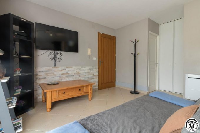 31G101105-22a33f1215cc4123baa2b42a3a05bd40