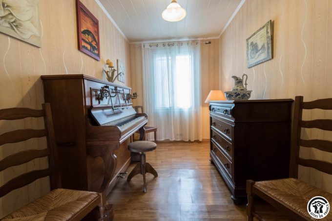 31G101164-84ec9132763d4fc696f1b3b8da35a9d7