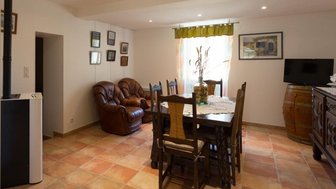 31G101223-d87dc68e46f44edfb17e2b17a6357471