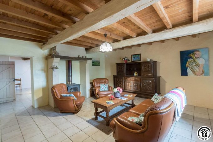 31G101370-f4a67055c1a94cc388329c740b3b4ddc