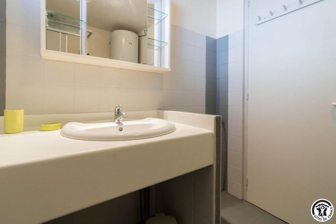 31G101425-23c0546d37684552afb2408de9969b7b