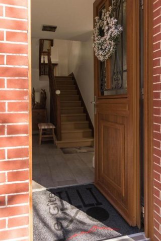 31G101449-1f5aa8b7040d42f4bf9503362b15d817