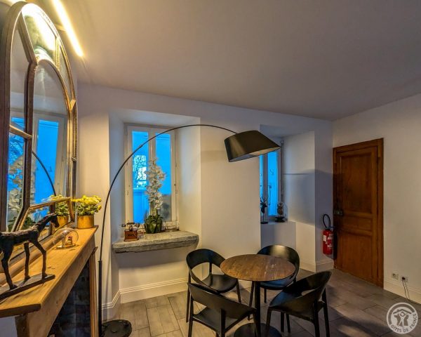 31G101449-9b8b75bc3c1c499aa3b55e952a1f564a