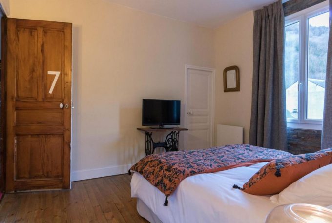 31G101449-ebb6e5444a934e09a3a2ea2faa7f5c90