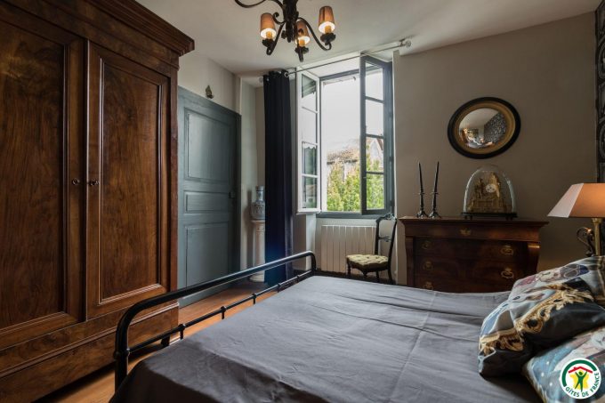 31G101527-c7c3a93bc6914de7a908d9c3ab995f8c