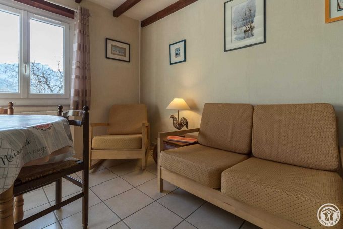 31G101553-f5a51f21509b4fbb8b780d2378ebe950