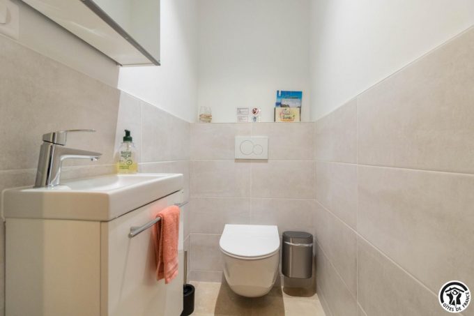 31G101569-4e1065bad3a84d6f8357f272af687cc3