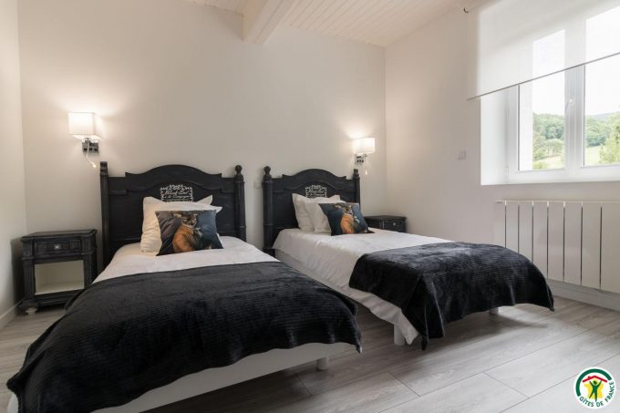 31G101580-10b804ab7d69418897c49f56e4034b89