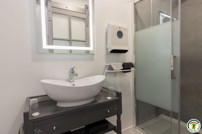 31G101580-55a354e796b448488d72cb2e7fb28265