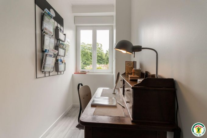 31G101580-f9c6242d90704c478e7e27859758b51f