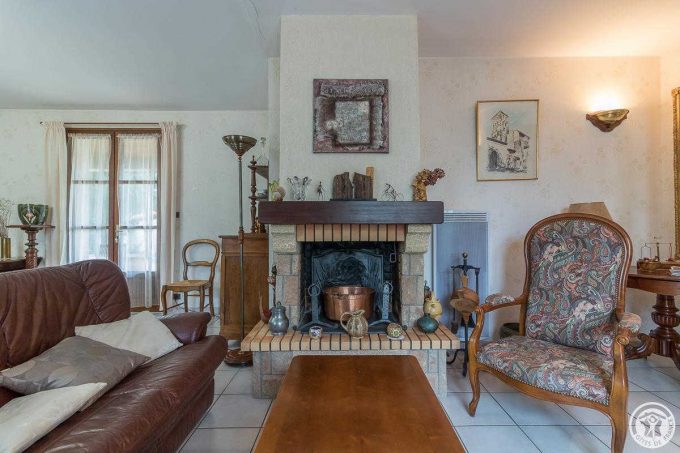 31G101589-3cd75986ad264231945282f0d7f8dcfe