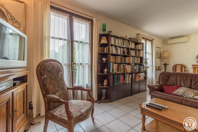 31G101589-4d1a695b2d5d4f9b827379c876154878