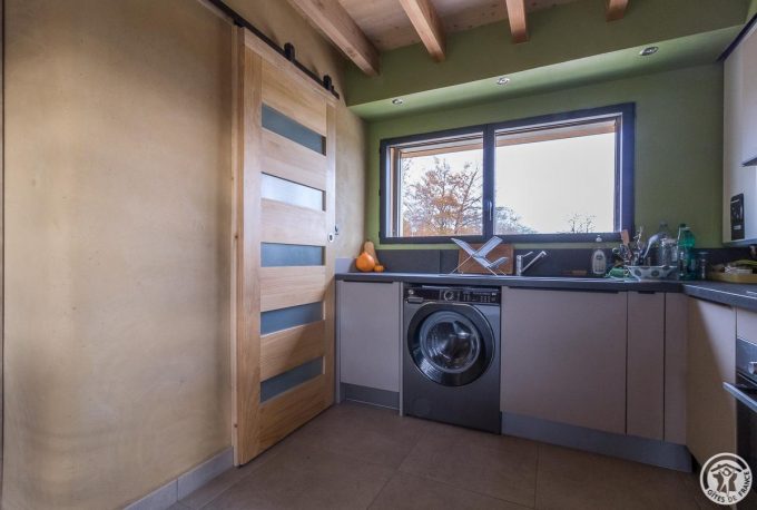 31G101605-8a7a588e370446eba611c9d951eaf743