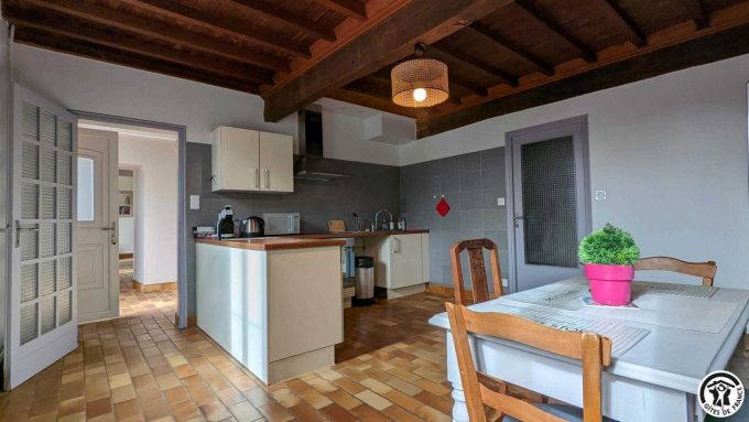 31G101612-76748d0de379436a999a16c82d4fe70a