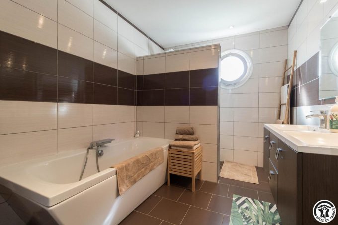 31G101620-55fb7fda23114b79a5f72fb14090196e