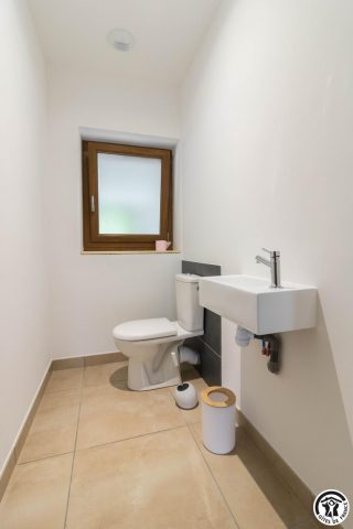 31G101649-1b39329216a24bb8a928d491c66ba085