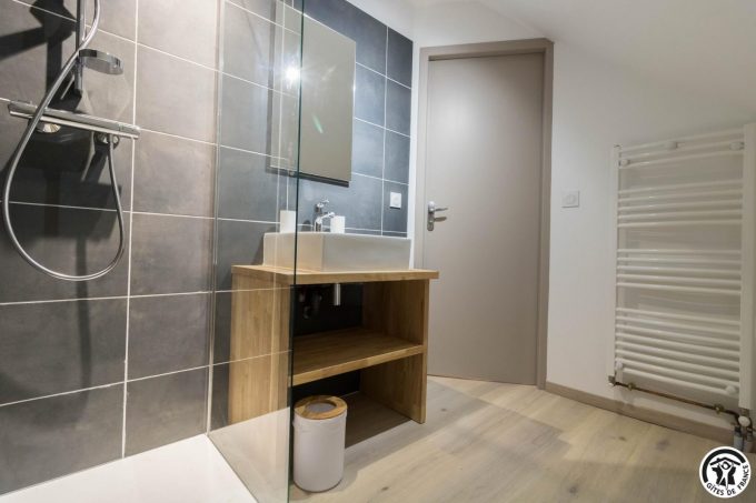 31G101649-4f2c2531586f4ec5bb2c586d32c7477b