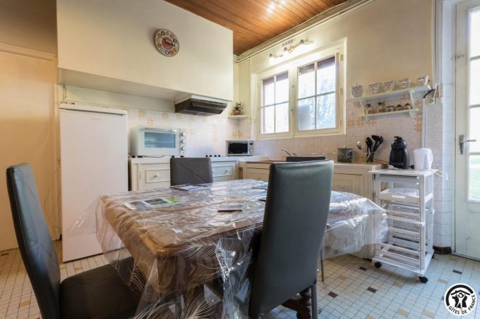 31G101659-df0170d1f8d1433dbf8db2f70db5c6fb