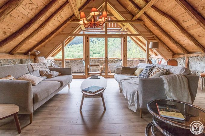 31G101695-0e1d5f42daf74aa6a4a15a9dabab25c8