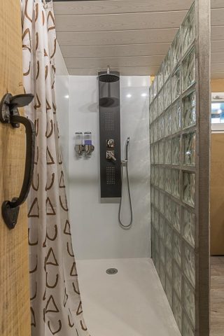 31G101696-56c918de9ea444cca0b866be0f3fca21