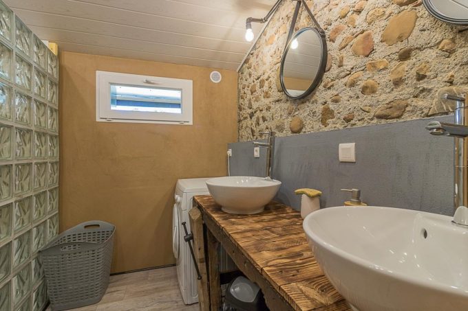 31G101696-d9f402c2c97c44218395760e0a70e2ad