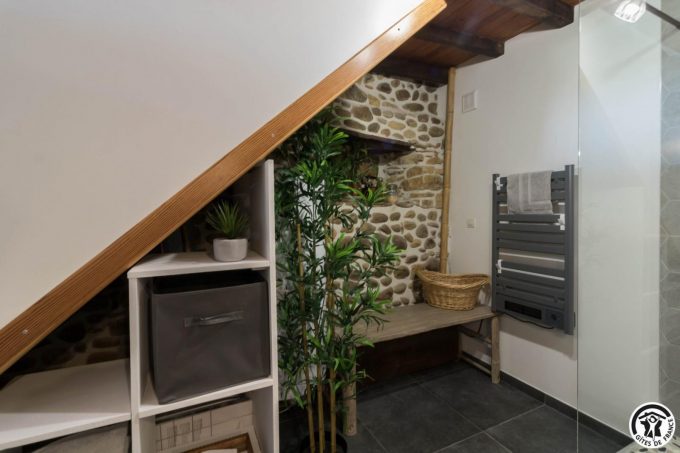 31G101704-43c0417e7d314919b4ce928aa8f74751