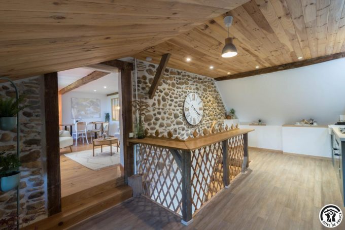 31G101704-bfa3a53e7bda49db9711a018d94863cb