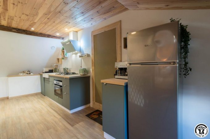 31G101704-e7c10687a3c24e1081a3e6e14052295e