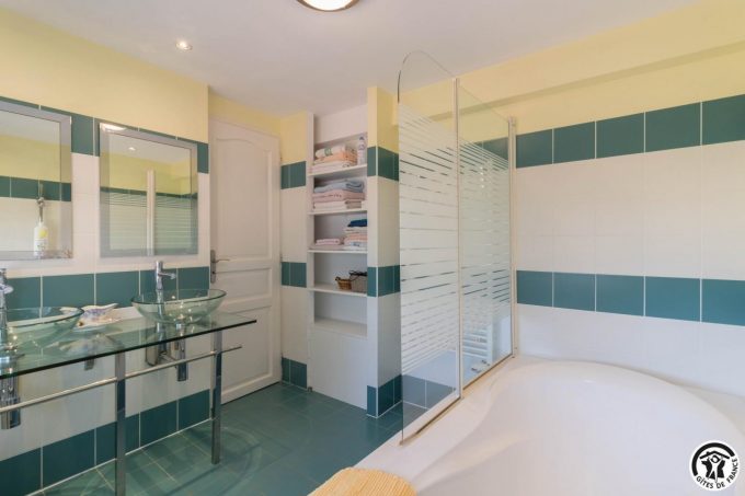 31G101706-6dd974ff0f79434daf25104301750585