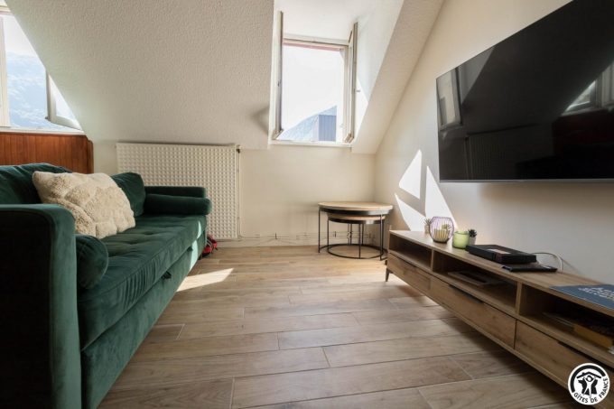 31G101715-dc2d0ba5b4d847659807ece8a9e57ba3