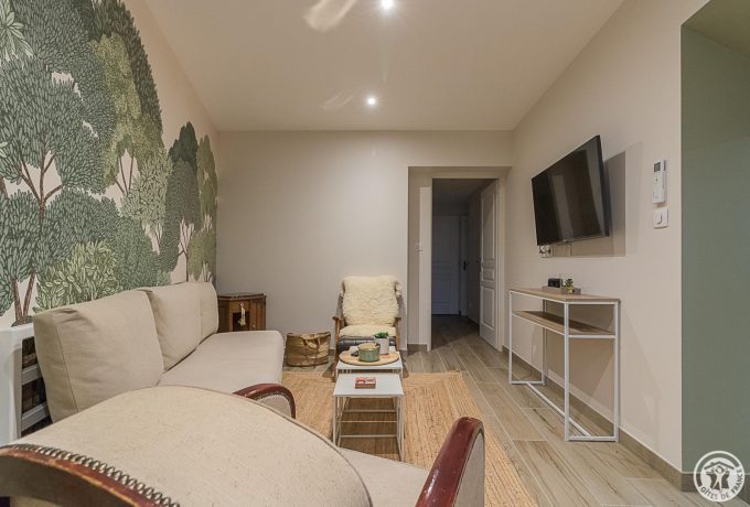 31G101725-946e12ff18b94ec08e2b2cc54639b052