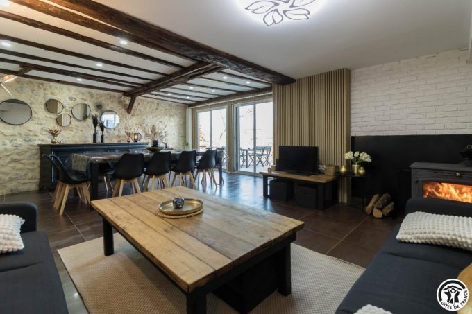 31G101745-b09f25cdcb26455d80db6ae2c779522a