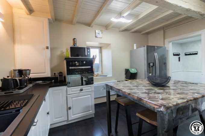 31G101745-db992e1e816a457ea07a6a19e3687508